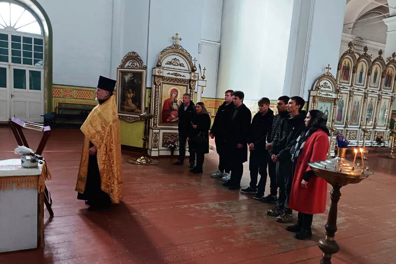 В Петропавловском храме с. Репьевка состоялась встреча с призывниками