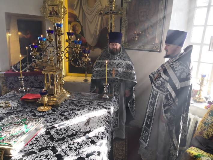 В Успенском храме села Трехстенки была совершена соборная служба