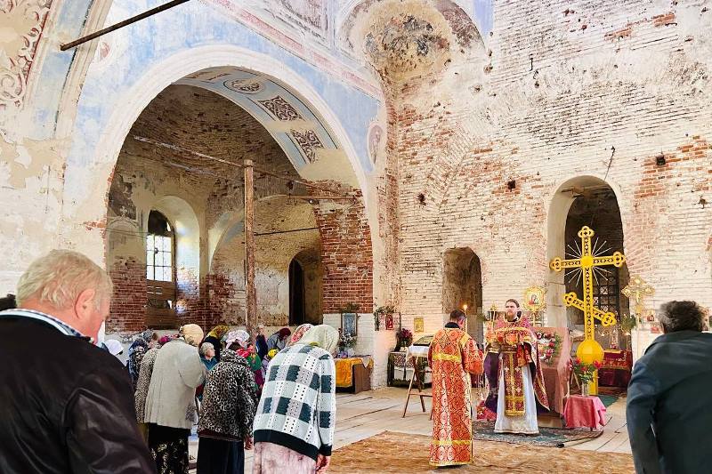 В храме Воздвижения Креста Господня села Манино Калачеевского района совершена первая Божественная литургия