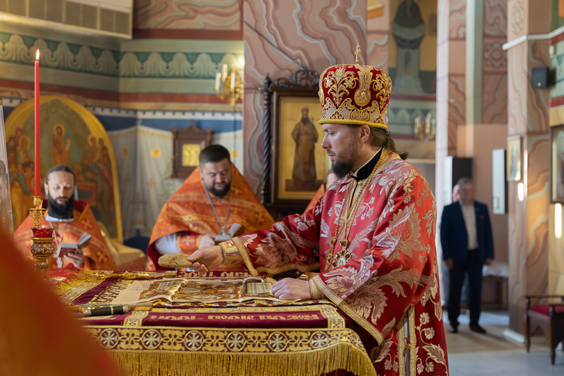 Преосвященнейший Дионисий, епископ Россошанский и Острогожский совершил Божественную литургию в Свято-Ильинском кафедральном соборе г. Россошь