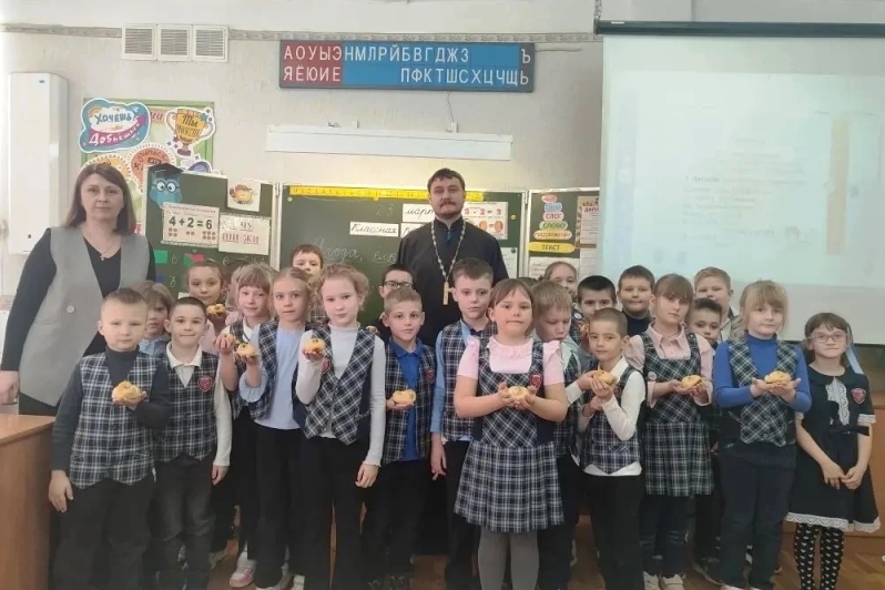 Клирик Россошанского благочиния посетил СОШ № 9 города Россошь