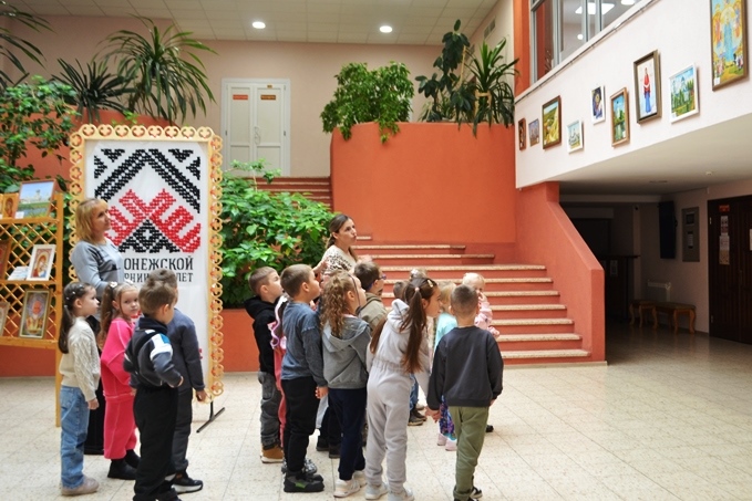 Юные богучарцы посетили выставку «Покров Пречистой над землей Воронежской»