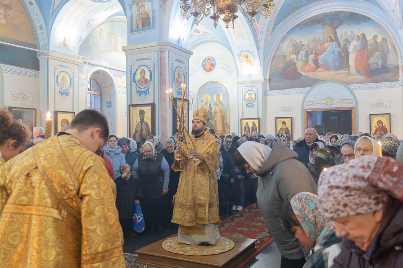 Правящий Архиерей возглавил торжественное богослужение в Тихоновском соборном храме города Острогожска и освятил новонаписанные фрески