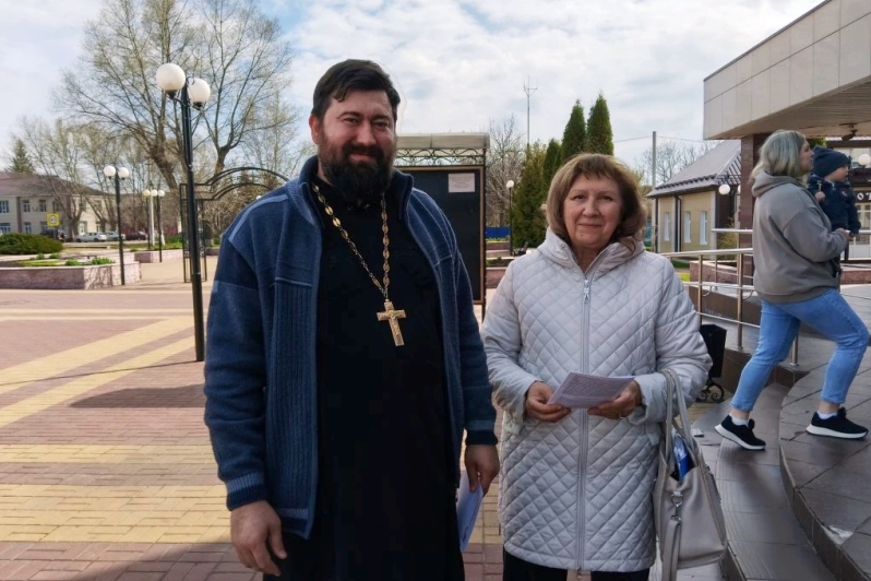 Священник поздравил жителей поселка Подгоренский со Светлой Пасхой