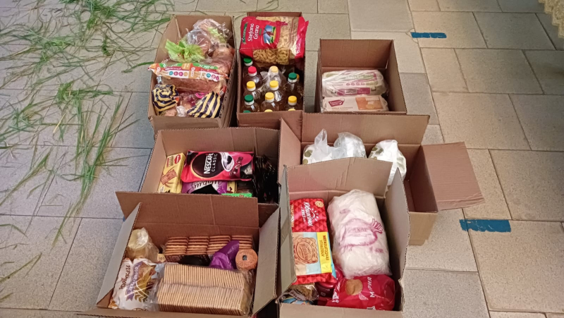 В Троицкую поминальную субботу настоятели храмов Острогожского благочиния привезли продукты в гуманитарный центр