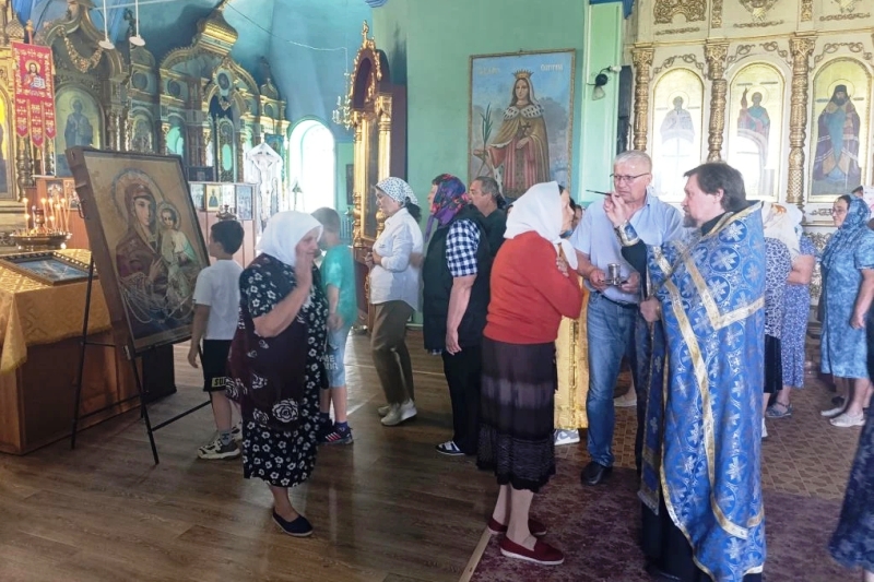 Жители села Солдатское собрались в храме, чтобы помолиться перед чудотворным образом иконы Божией Матери «Оршанская»