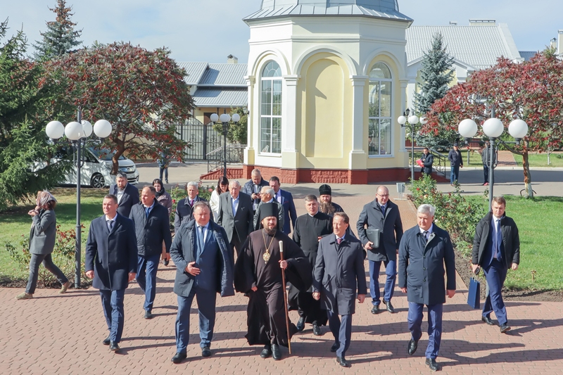 Губернатор и вице-спикер Госдумы проинспектировали ход реставрации Свято-Ильинского кафедрального собора г. Россоши