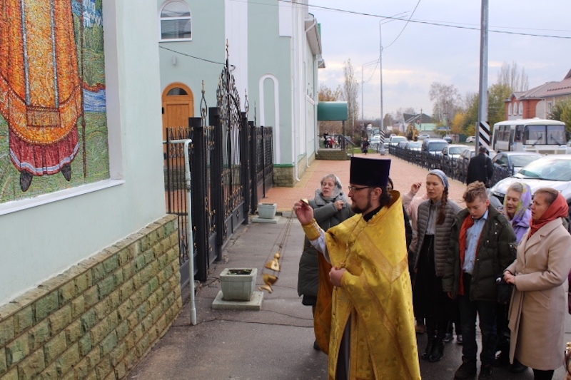 Совершен чин освящения новой иконы на фасаде Тихоновского соборного храма города Острогожска