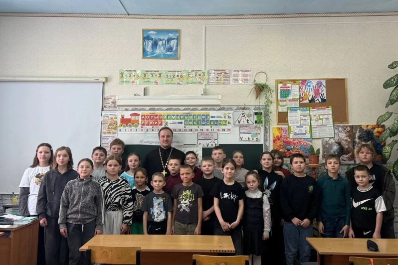 Помощник по миссионерскому служению в Россошанском благочинии посетил МКОУ Дроздовскую СОШ