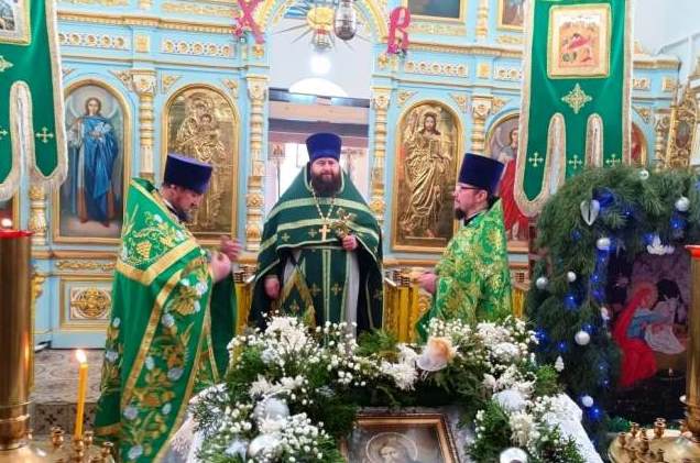 Божественная литургия в Успенском храме села Трехстенки