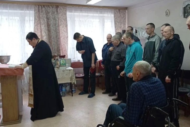В психоневрологическом интернате поселка Пригородный Калачеевского района совершено таинство исповеди и причастия