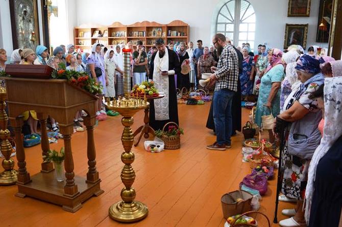  В Казанском храме поселка Каменки торжественно встретили праздник Преображения Господа Бога и Спаса нашего Иисуса Христа