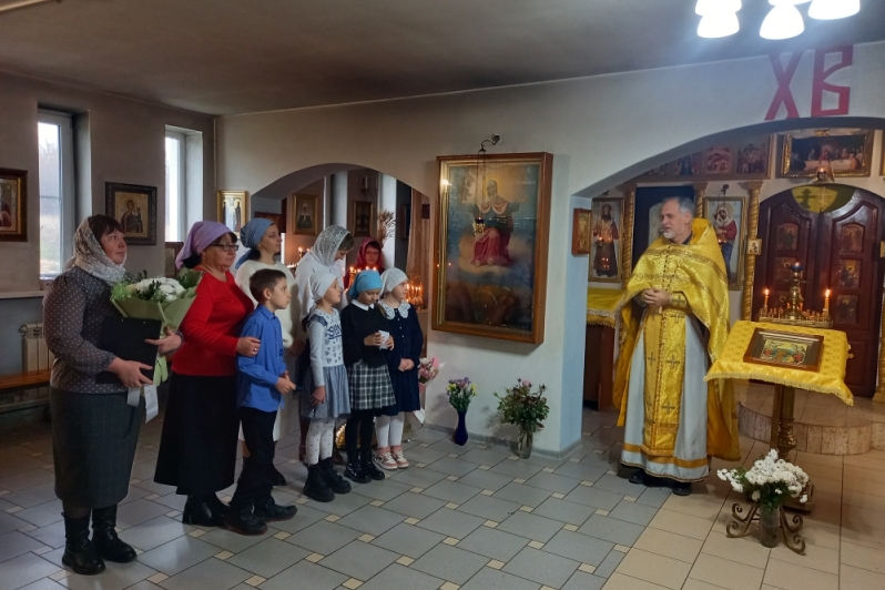 В храме в честь иконы Божией Матери «Спорительница хлебов» с. Галиевка Богучарского района поздравили прихожанок с Днем матери