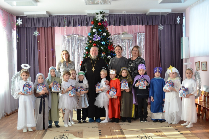 Благочинный Репьевского церковного округа поздравил воспитанников местного детского сада с Рождеством Христовым