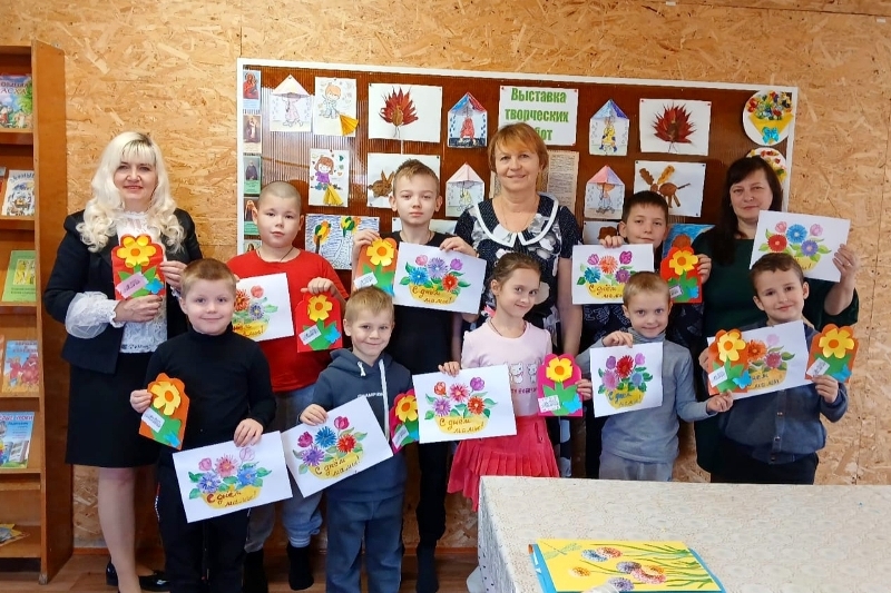 В воскресной группе при храме Архистратига Божия Михаила села Воробьевка состоялся мастер-класс по изготовлению подарков ко Дню матери