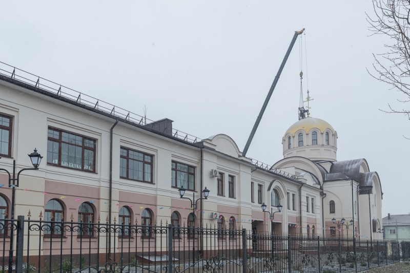 В храме Всемилостивого Спаса города Россоши состоялся подъем креста на купол храма