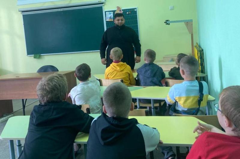 В школе молодого алтарника при Свято-Ильинском кафедральном соборе города Россоши прошло занятие, посвященное проскомидии