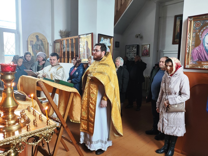  В Троицком храме поселка Каменка настоятель совершил молебен о участниках дорожного движения и панихиду о погибших в ДТП