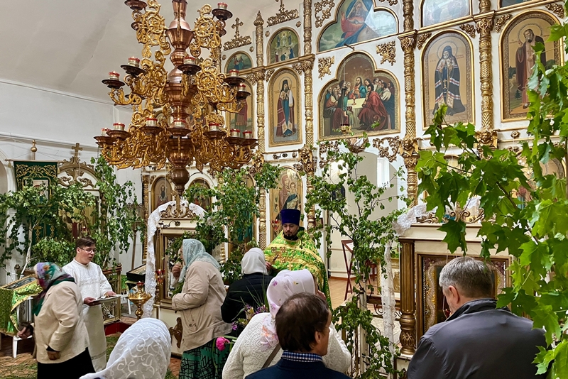 В праздник Пятидесятницы в храме села Терновое Острогожского района совершено торжественное богослужение