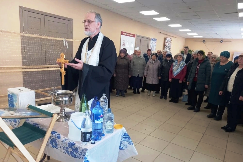 Священник на сельских приходах Богучарского благочиния совершил чин Великого освящения воды