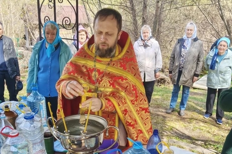 Молебен на святом источнике Головище села Ливенка