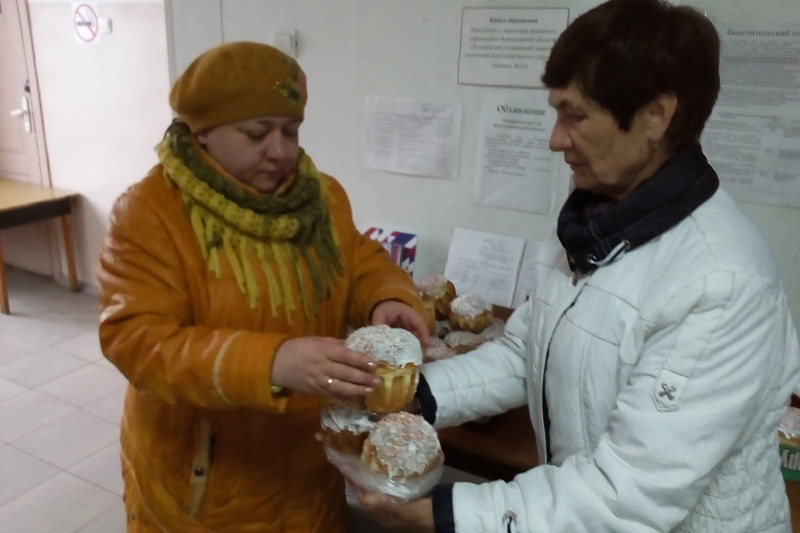 В Кантемировском районе одиноких пенсионеров и инвалидов угостили куличами
