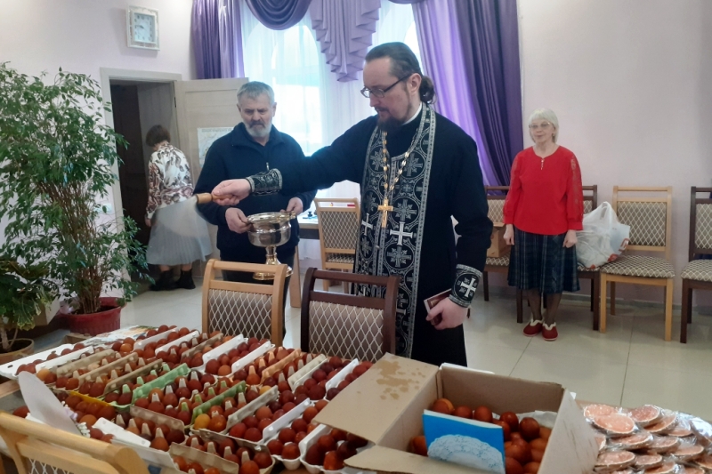 Прихожане храмов Острогожского благочиния направили Пасхальные угощенья воинам на фронт