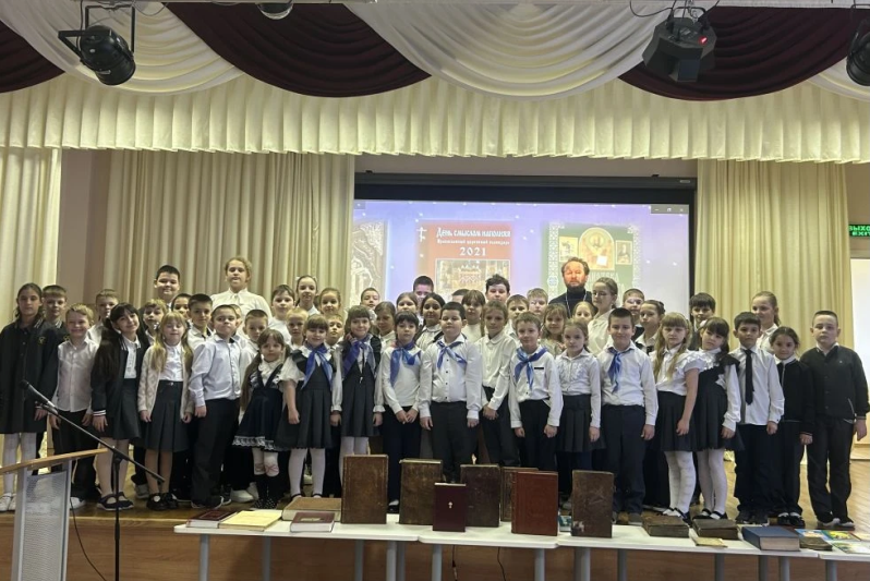 Благочинный Богучарского церковного округа провел беседу со школьниками в посетил МКОУ «Радченская СОШ»