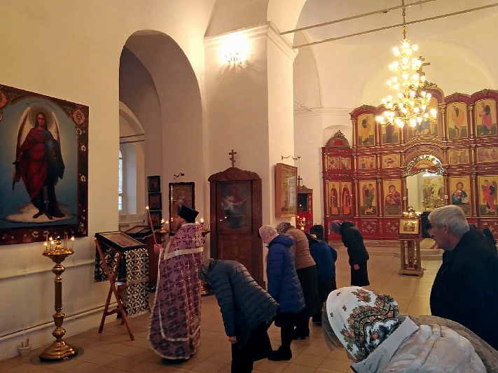 В Шапошниковке совершили Чин изнесения Креста Господня и поклонились святыне