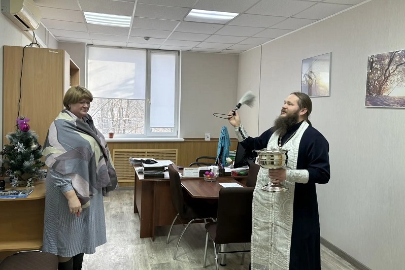 Клирики Россошанского благочиния совершили окропление святой водой государственных учреждений