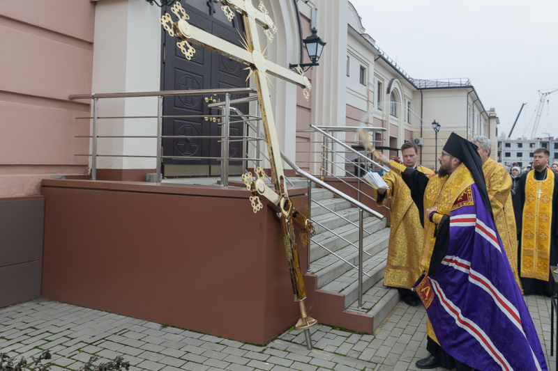 Епископ Россошанский и Острогожский Дионисий совершил освящение креста для храма Всемилостивого Спаса города Россошь