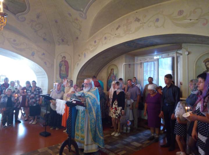 В Казанском храме с. Гнилое попросили благословения Божия перед началом учебного года