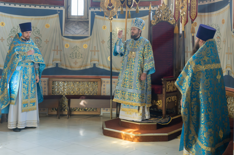 Епископ Дионисий совершил Литургию и молебен перед началом учебного года в Свято-Ильинском кафедральном соборе города Россоши