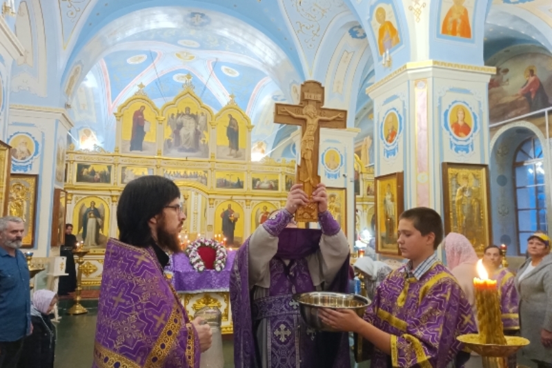 В Свято‑Тихоновском соборном храме города Острогожска прошел чин Воздвижения Креста Господня