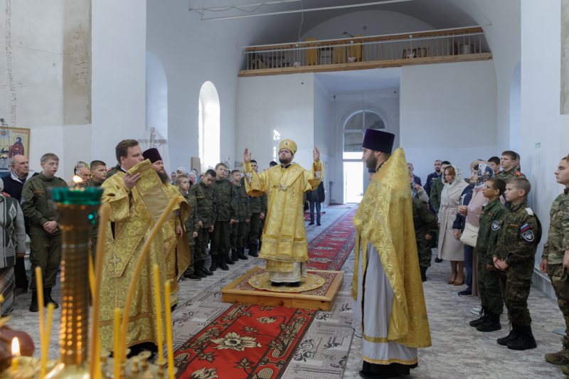 Архипастырь возглавил торжественное богослужение в день престольного праздника храма апостола и евангелиста Иоанна Богослова села Гороховка Верхнемамонского района