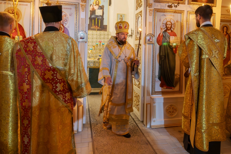 Архиерейское богослужение в престольный праздник пещерного храма во имя Александра Невского в Белогорском монастыре