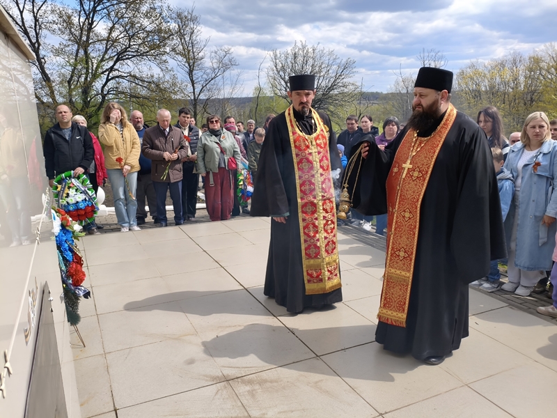 Панихида по погибшим воинам в парке Победы поселка Каменка