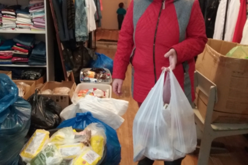 Гуманитарный центр благочиния передал нуждающимся продуктовые наборы из пожертованний на Вселенскую родительскую субботу