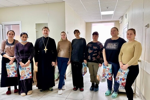 В отделении для беременных и рожениц Ольховатской районной больницы будущих мам поздравили с Рождеством Христовым и Крещением Господним