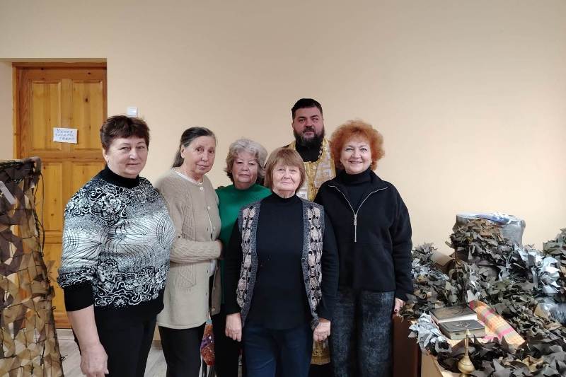 Настоятель храма Святой Троицы села Новомеловатка освятил гуманитарный груз перед отправкой в зону проведения специальной военной операции