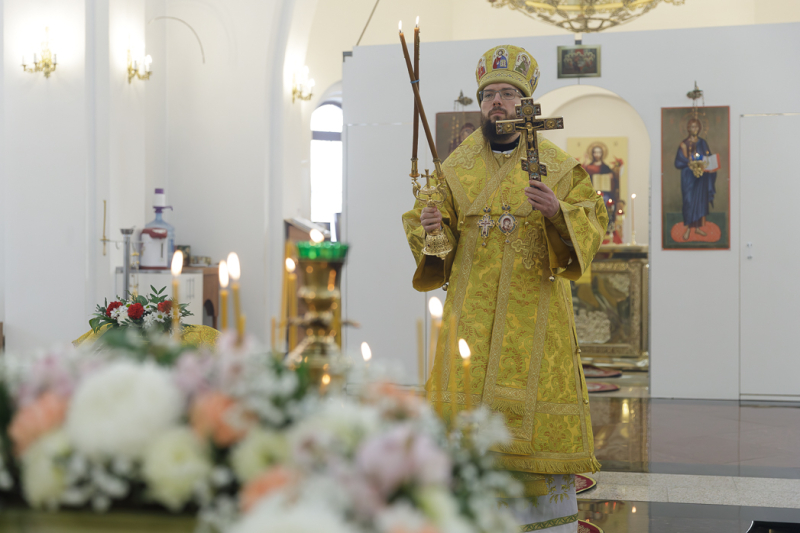 В день памяти Собора трех великих святителей Архипастырь совершил Божественную литургию в храме Всемилостивого Спаса г. Россошь
