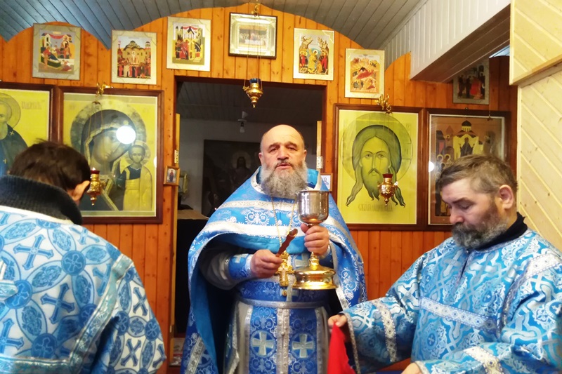 В Благовещение в Лозовом совершили праздничные богослужения