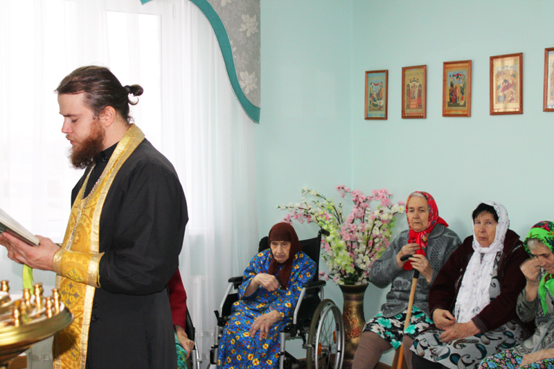 Клирик Троицкого храма посетил Кантемировский пансионат престарелых и инвалидов