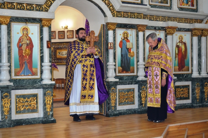 В канун праздника Происхождения Честных Древ Животворящего Креста Господня в Казанском храме г. Павловска совершено уставное вечернее богослужение