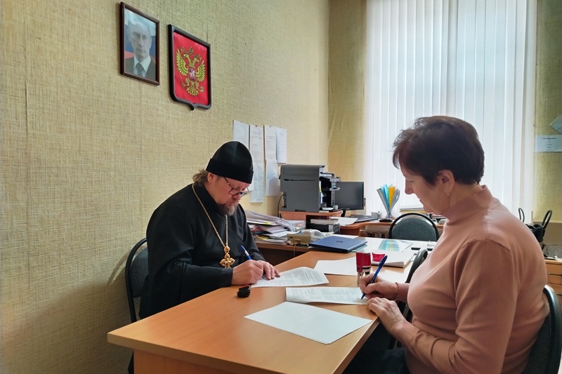 Настоятель храма святителя Афанасия Александрийского села Солдатское подписал договор о сотрудничестве с директором местной школы