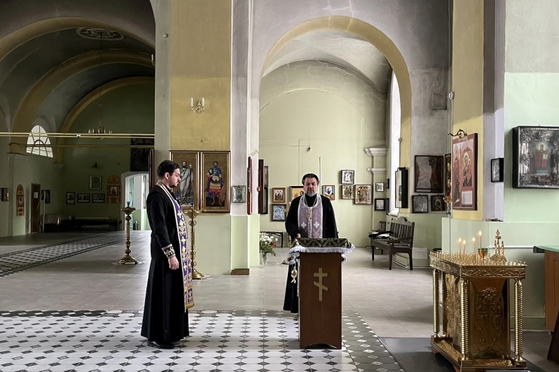 В храме Святой Живоначальной Троицы в рп. Кантемировка прошла соборная панихида в годовщину начала специальной военной операции