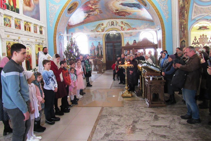 В храме Успения Пресвятой Богородицы города Калач воспитанников Воскресной школы поздравили с Рождеством Христовым