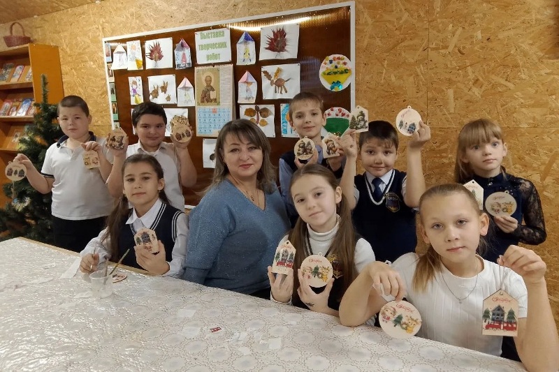 В воскресной школе Михайло-Архангельского храма села Воробьевка состоялся мастер‑класс по изготовлению рождественской игрушки