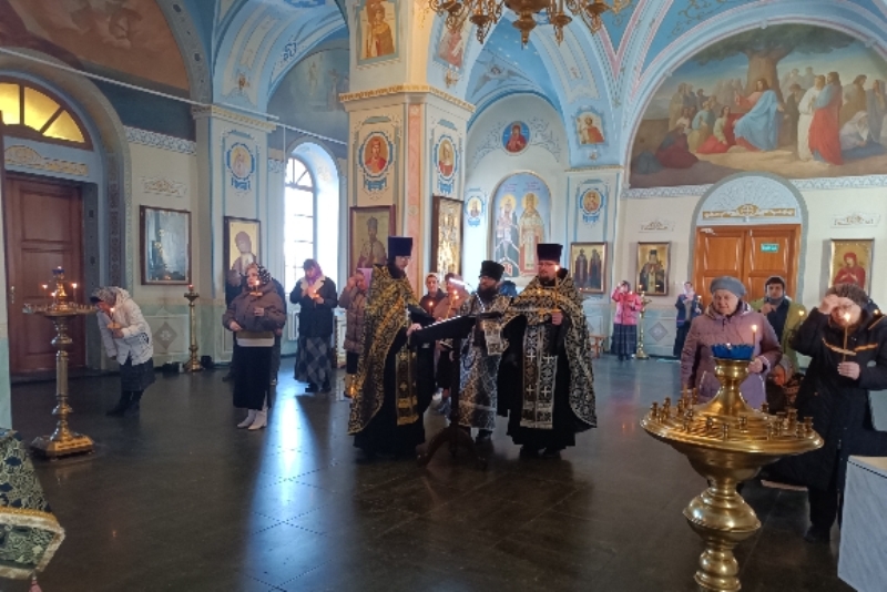 Иерей Алексий Курганский совершил утреню с чтением Великого канона преподобного Андрея Критского в Тихоновском соборном храме Острогожска