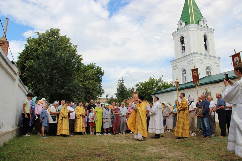 В день престольного праздника иерей Ярослав Манохин совершил Божественную литургию в храме святых апостолов Петра и Павла села Петропавловка